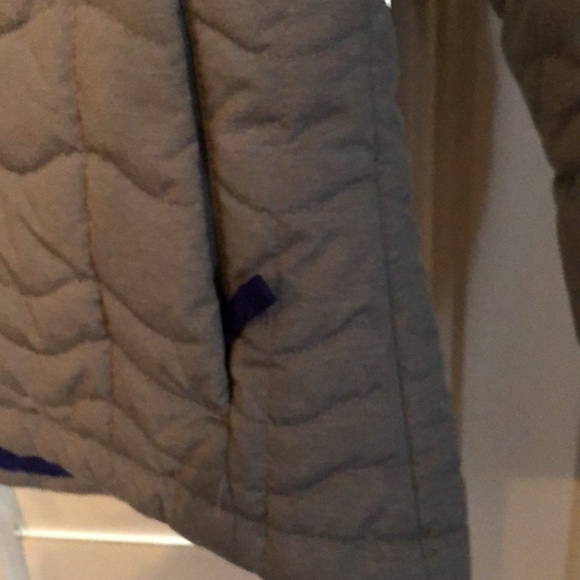 North Face Women’s quilted jacket in grey with dark purple logo and lining - Picture 2 of 5